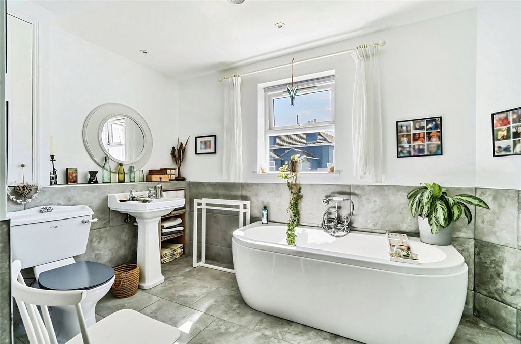 Property photo 2 of 22 Bathroom