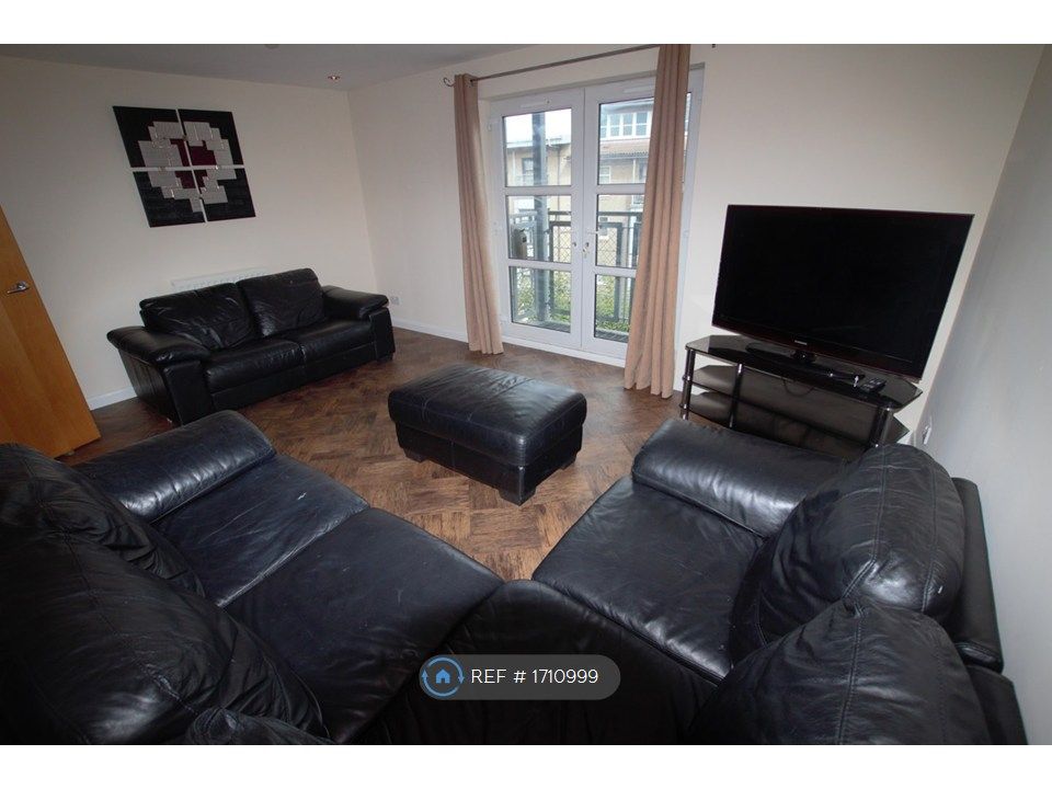 Property photo 1 of 13 Living Room