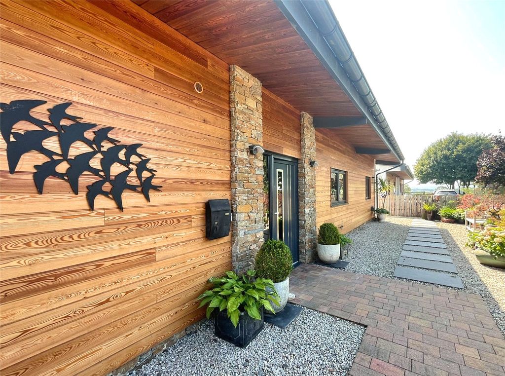Property photo 2 of 18 Entrance