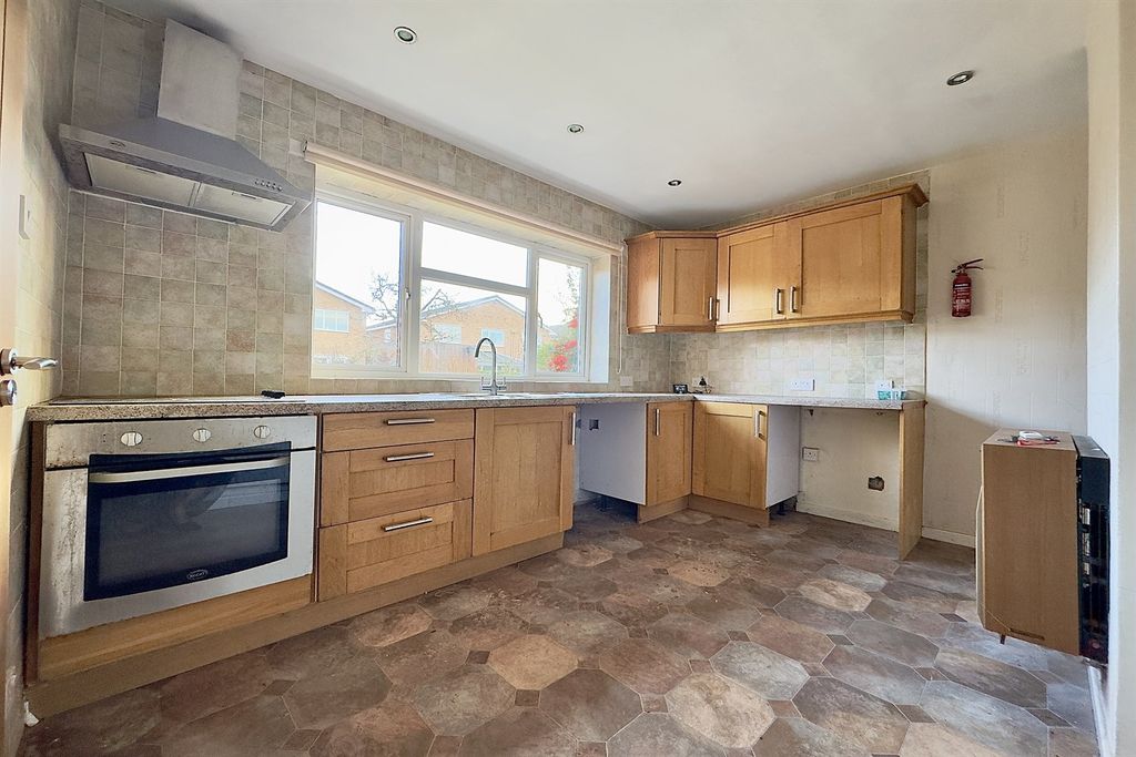 Property photo 3 of 11 Kitchen