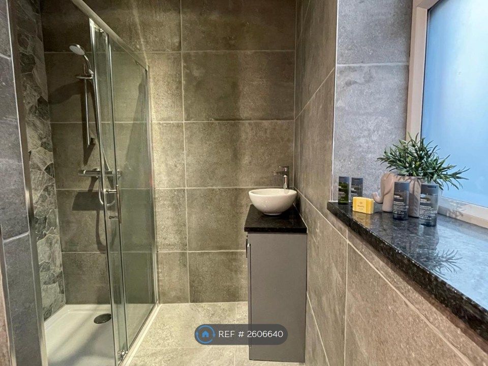 Property photo 3 of 9 Bathroom