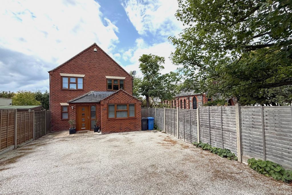 Property photo 1 of 19 4 Bedroom House For Sale