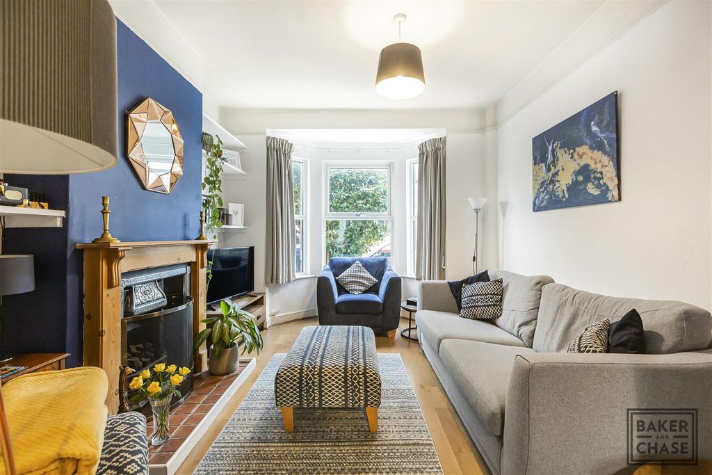 Property photo 3 of 26 Lounge