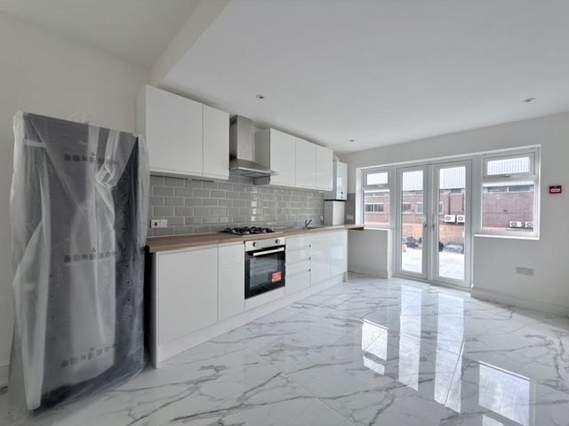 Property photo 1 of 12 Three Bedroom Flat To Rent In Tooting