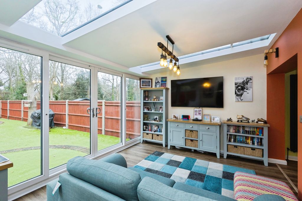 Property photo 3 of 19 Conservatory (2)