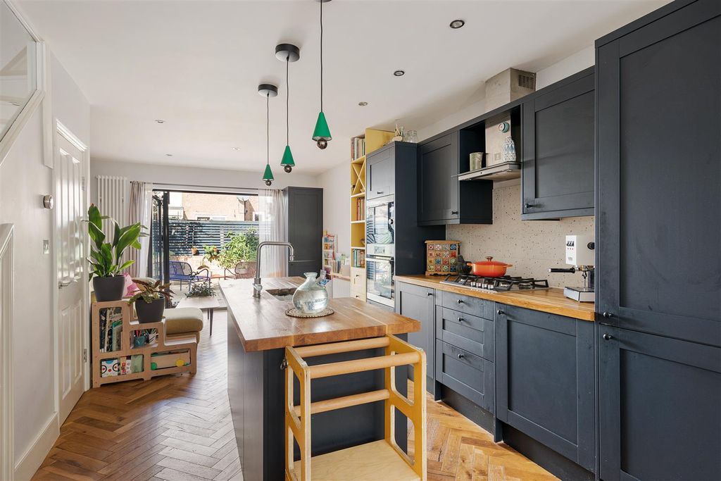 Property photo 2 of 28 Dawlish Road E10