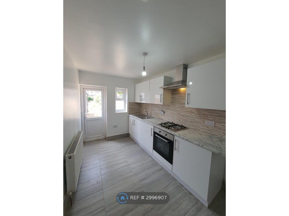 Property photo 1 of 12 3 Bed Room House Fully Refurbished