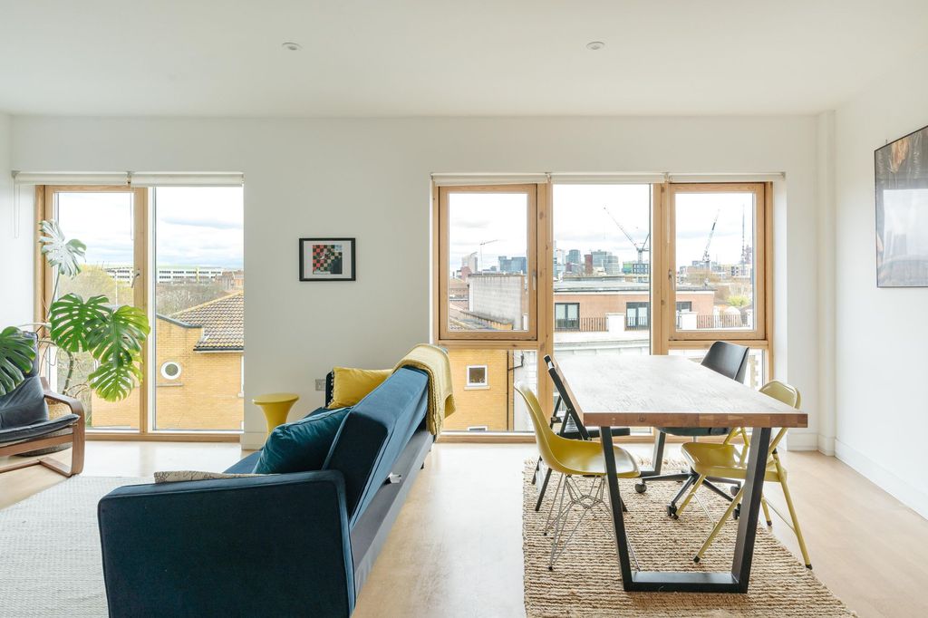 Property photo 2 of 15 Aumbrey Apts E9