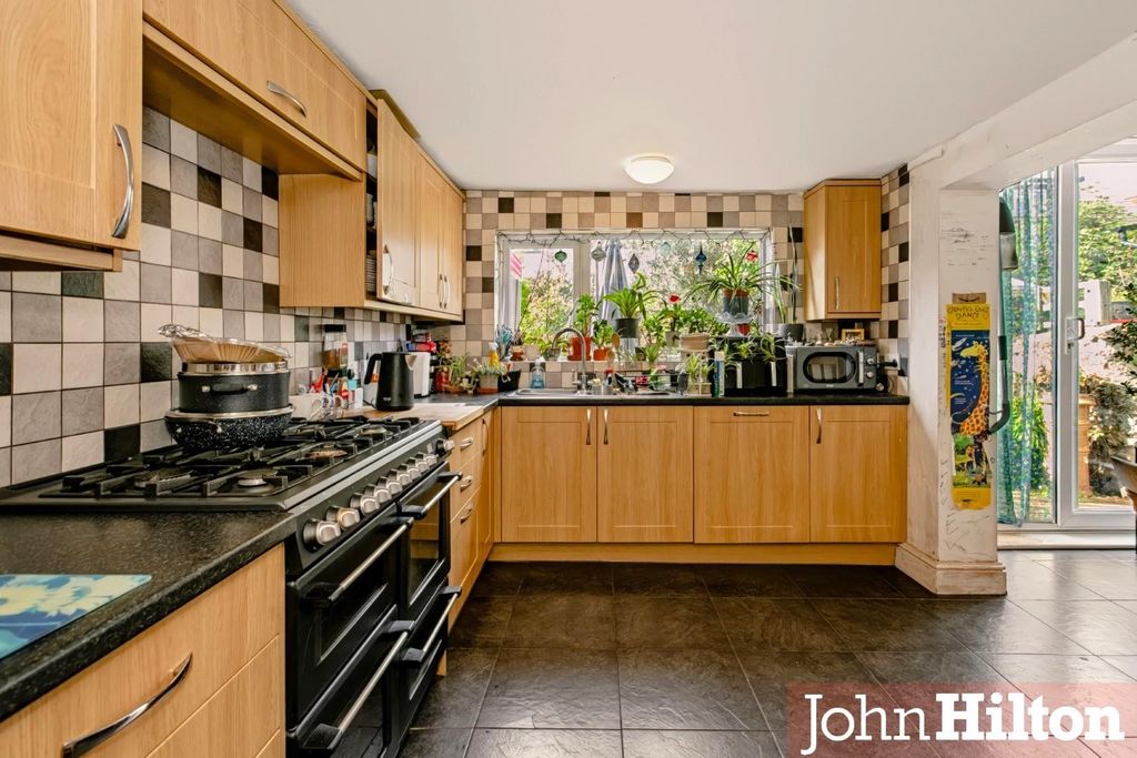 Property photo 3 of 14 Shaftesbury Road-27.Jpg