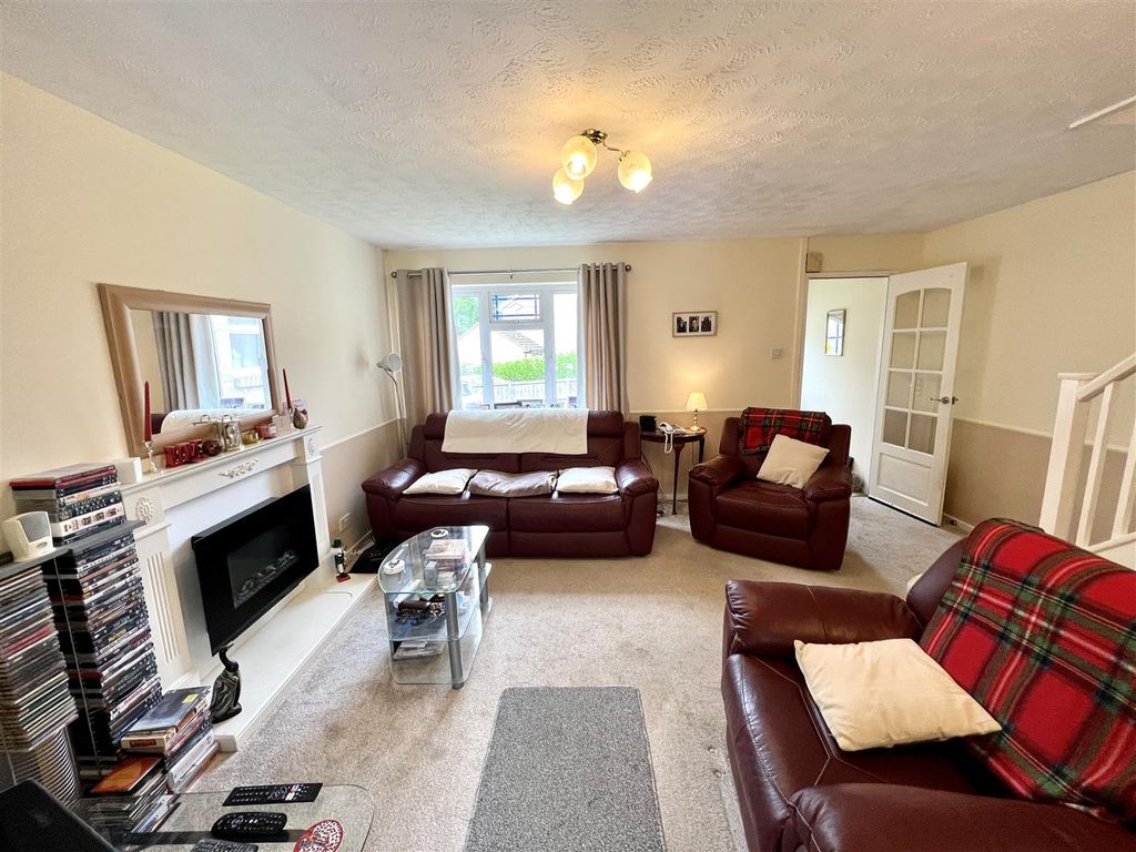 Property photo 3 of 18 Living Room