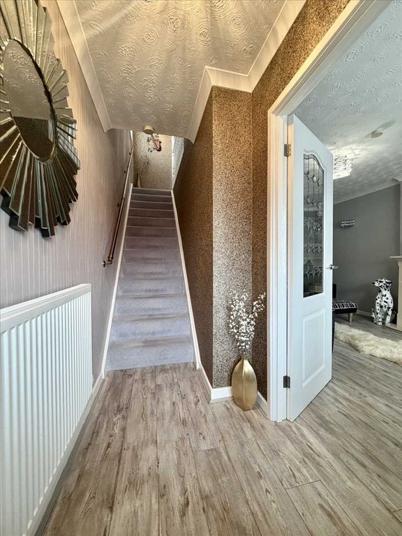 Property photo 2 of 17 Entrance Hall