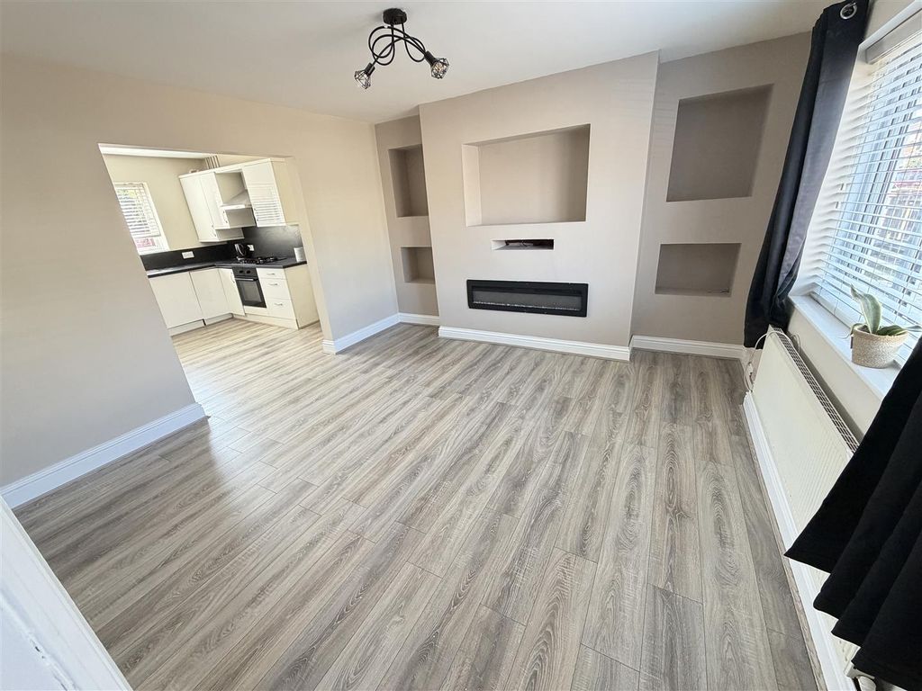 Property photo 2 of 14 Lounge