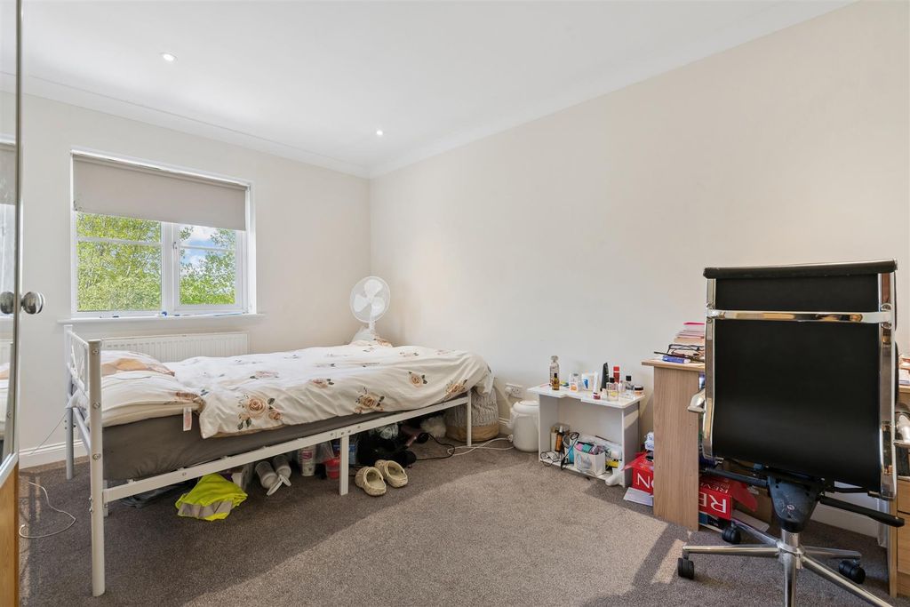 Property photo 2 of 11 12 Mountcombe House Sw19 Bedroom 1.Jpg