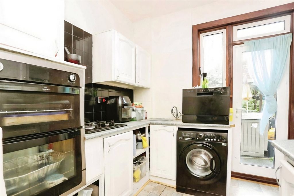 Property photo 3 of 10 Kitchen