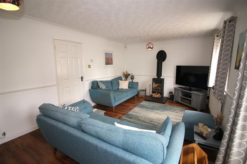 Property photo 3 of 22 Lounge