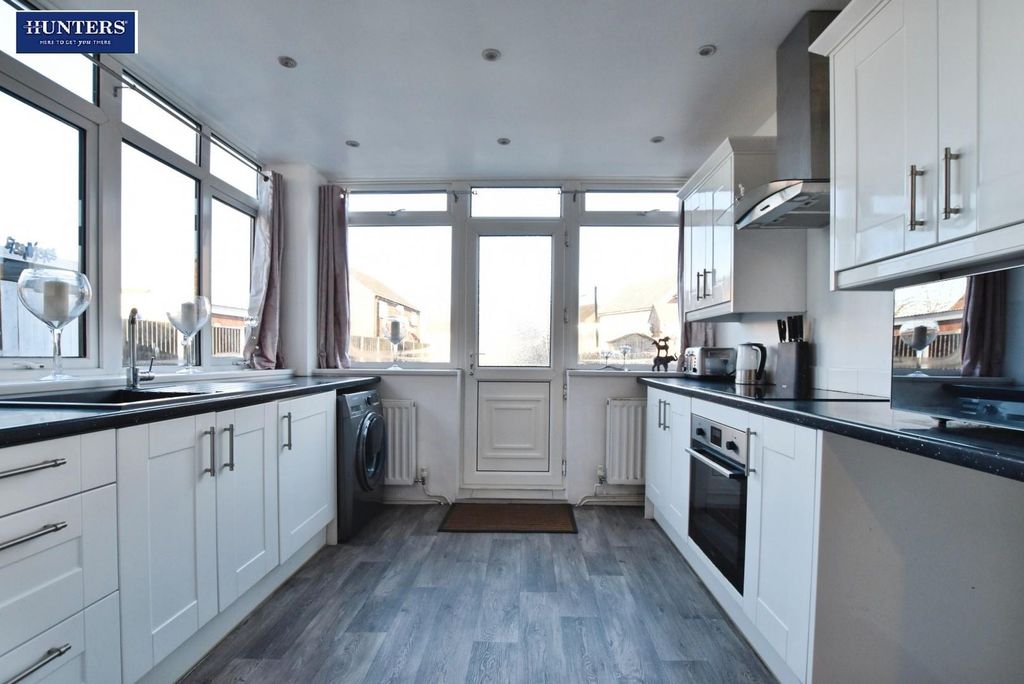 Property photo 3 of 25 Kitchen