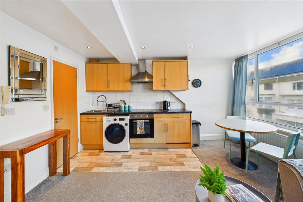 Property photo 3 of 8 Lounge/Kitchen/Diner