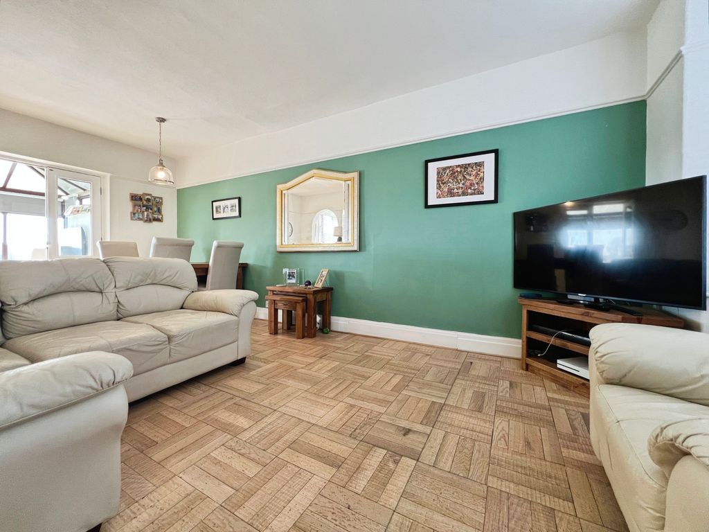 Property photo 2 of 19 Lounge