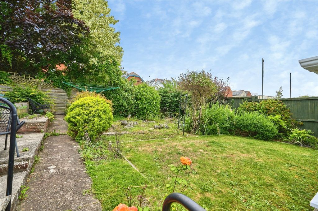 Property photo 2 of 12 Garden