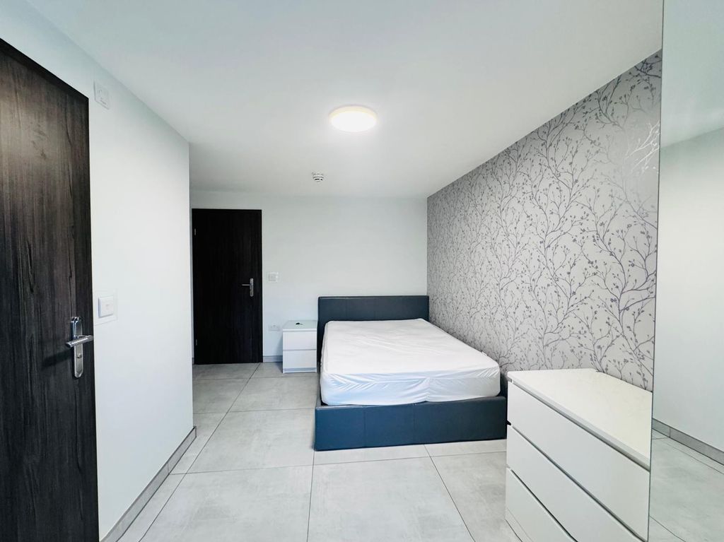 Property photo 1 of 6 Flat 21 75 Chaplin Road (3)