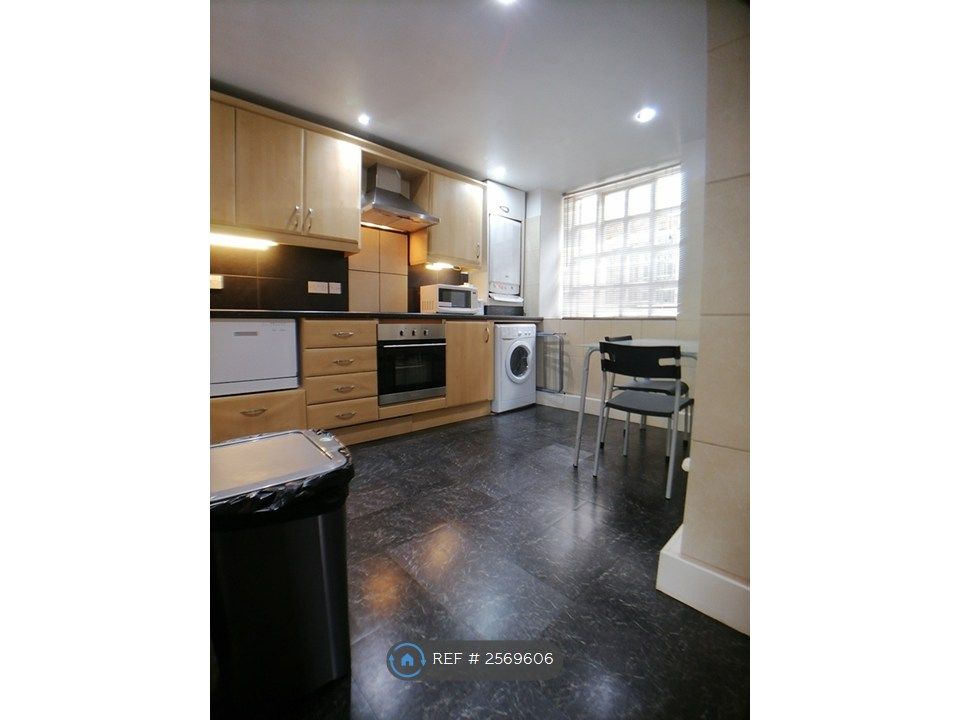 Property photo 3 of 6 Kitchen