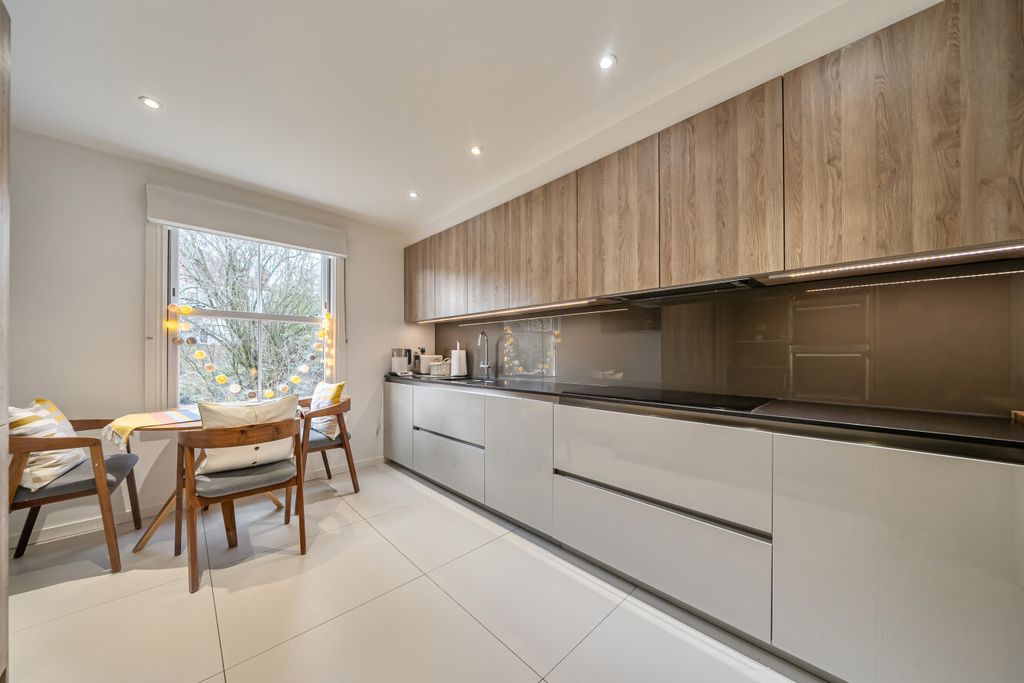 Property photo 3 of 20 1409227-6-698B262...