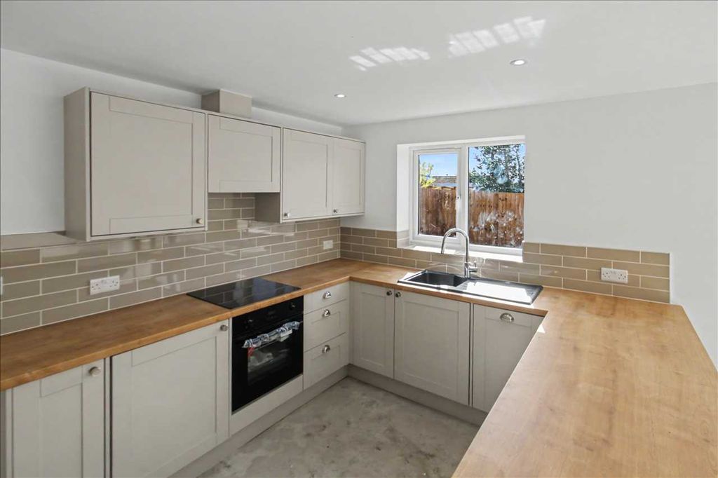 Property photo 2 of 19 Kitchen