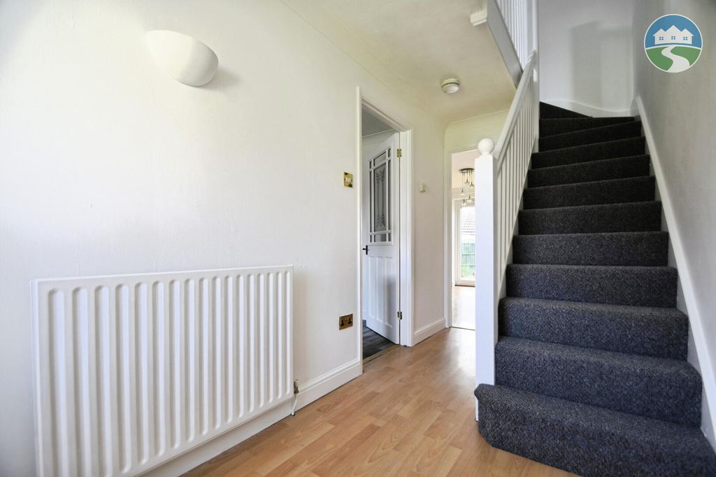 Property photo 2 of 10 Hallway