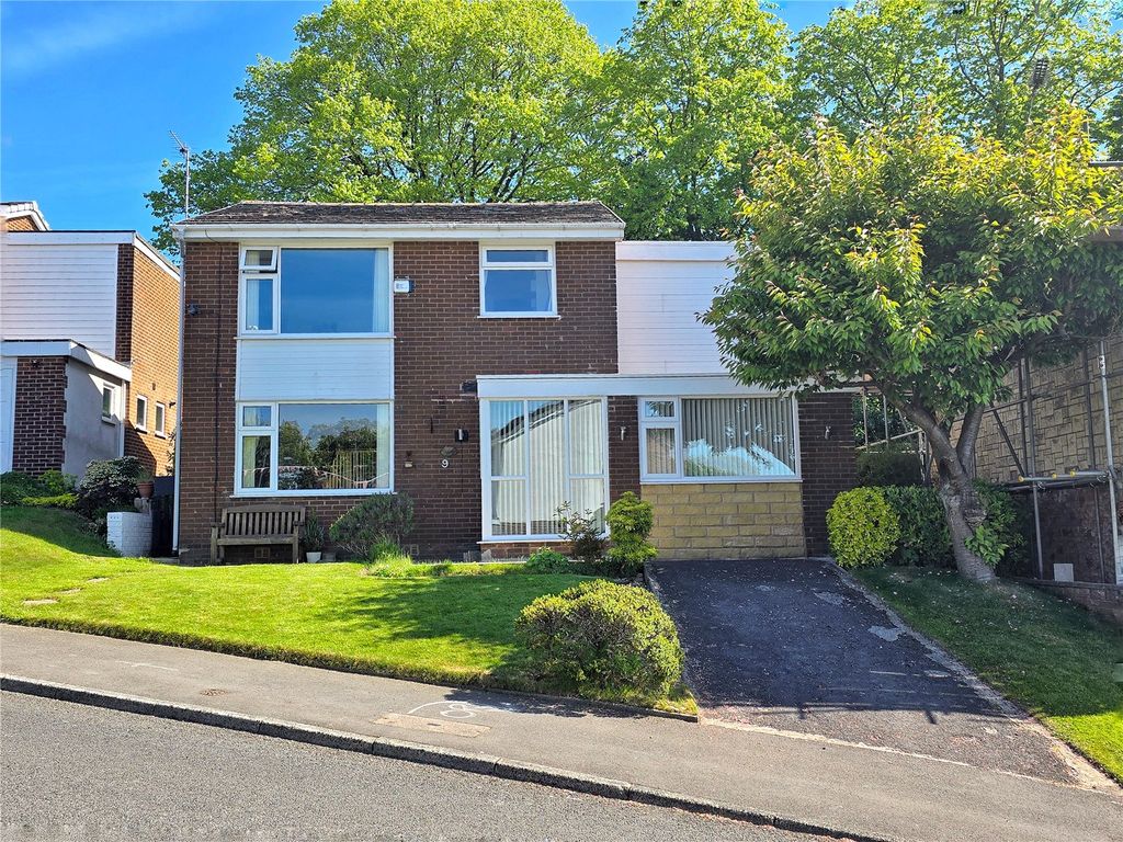 Property photo 1 of 27 4-Bedroom Detached