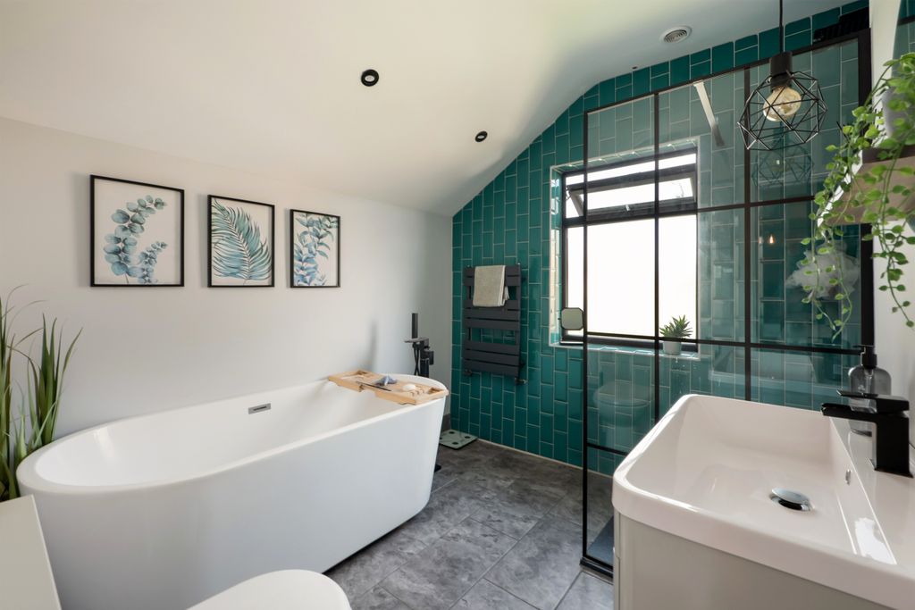 Property photo 3 of 16 Bathroom