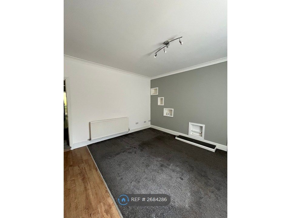 Property photo 3 of 13 Lounge