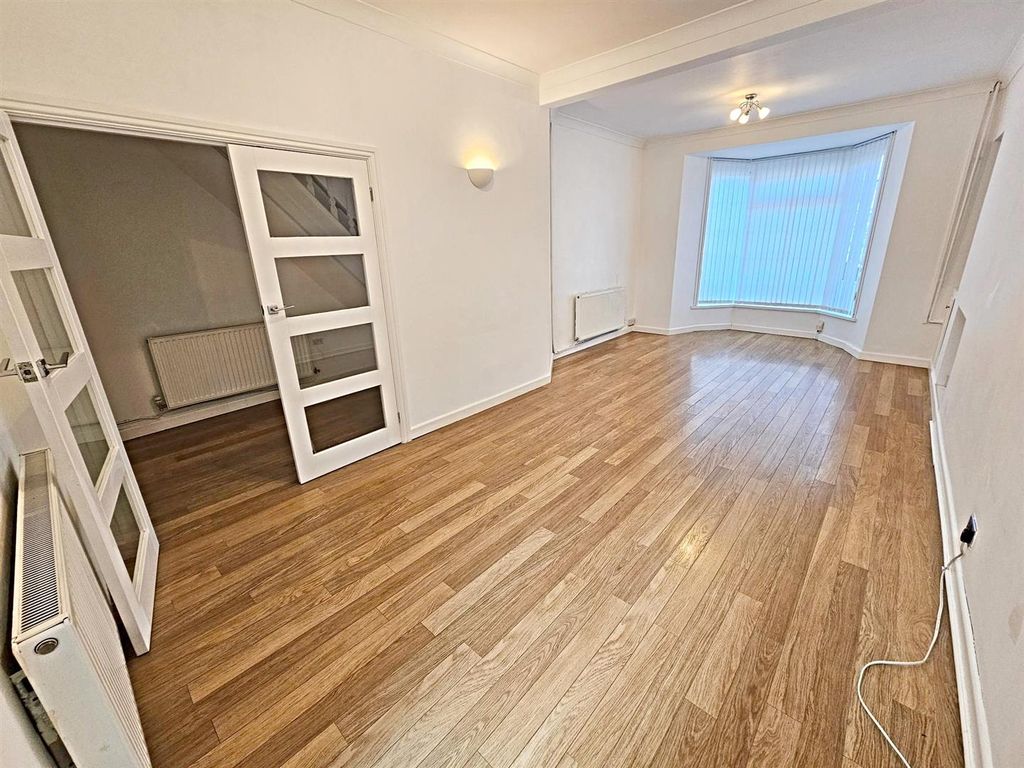 Property photo 3 of 18 Lounge/Diner