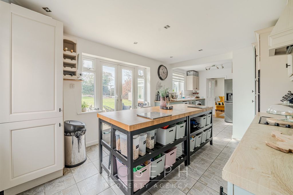 Property photo 2 of 27