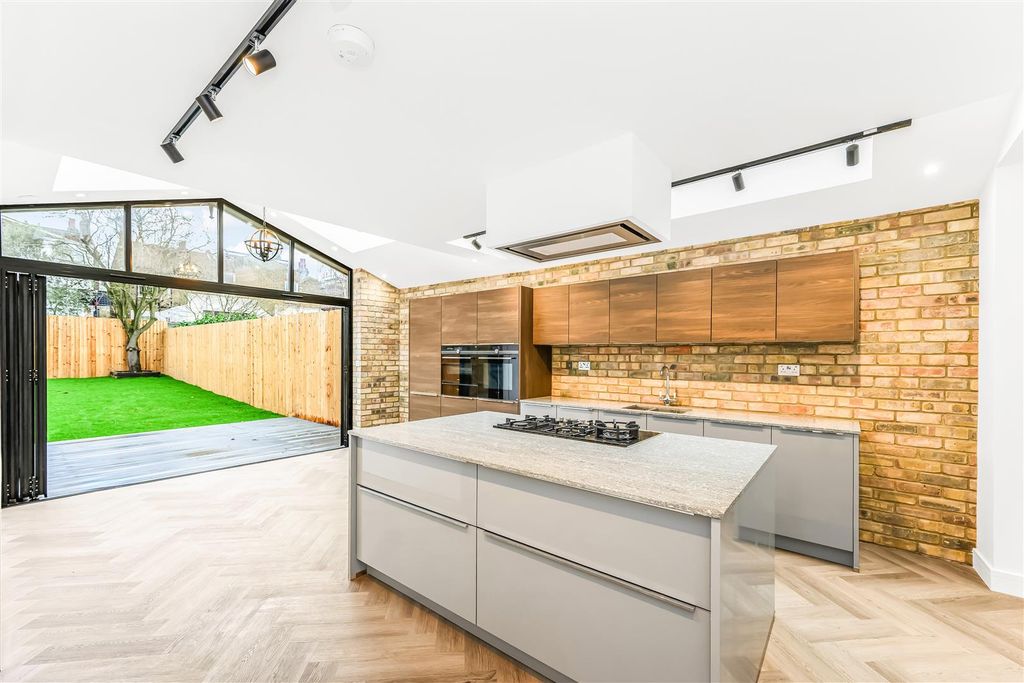 Property photo 1 of 29