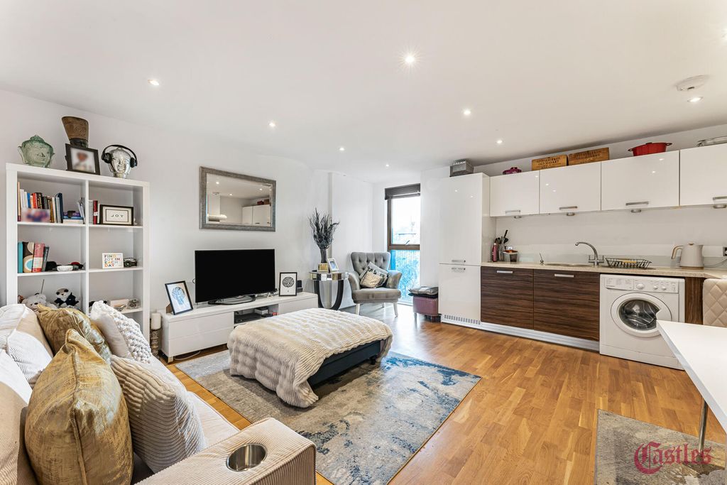 Property photo 1 of 21 Living Room