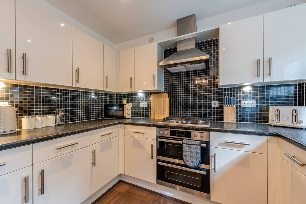 Property photo 1 of 8 3 Bed Detached House To Rent Chaucer Rd, London Tw15