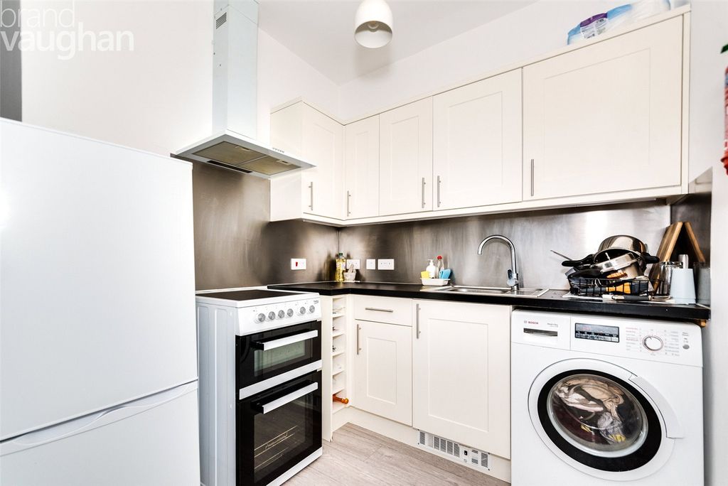 Property photo 2 of 7 Kitchen