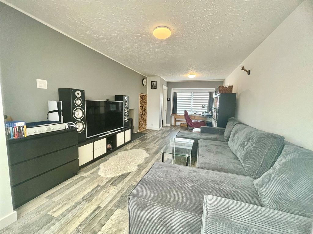Property photo 3 of 19 Lounge