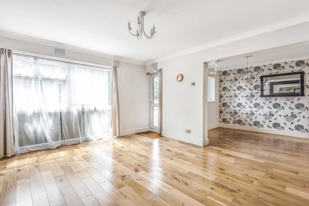 Property photo 3 of 7 Lounge