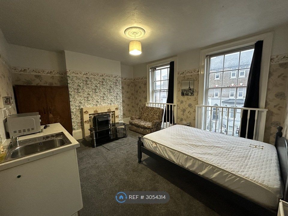 Property photo 1 of 7 Bedroom With Private Kitchenette