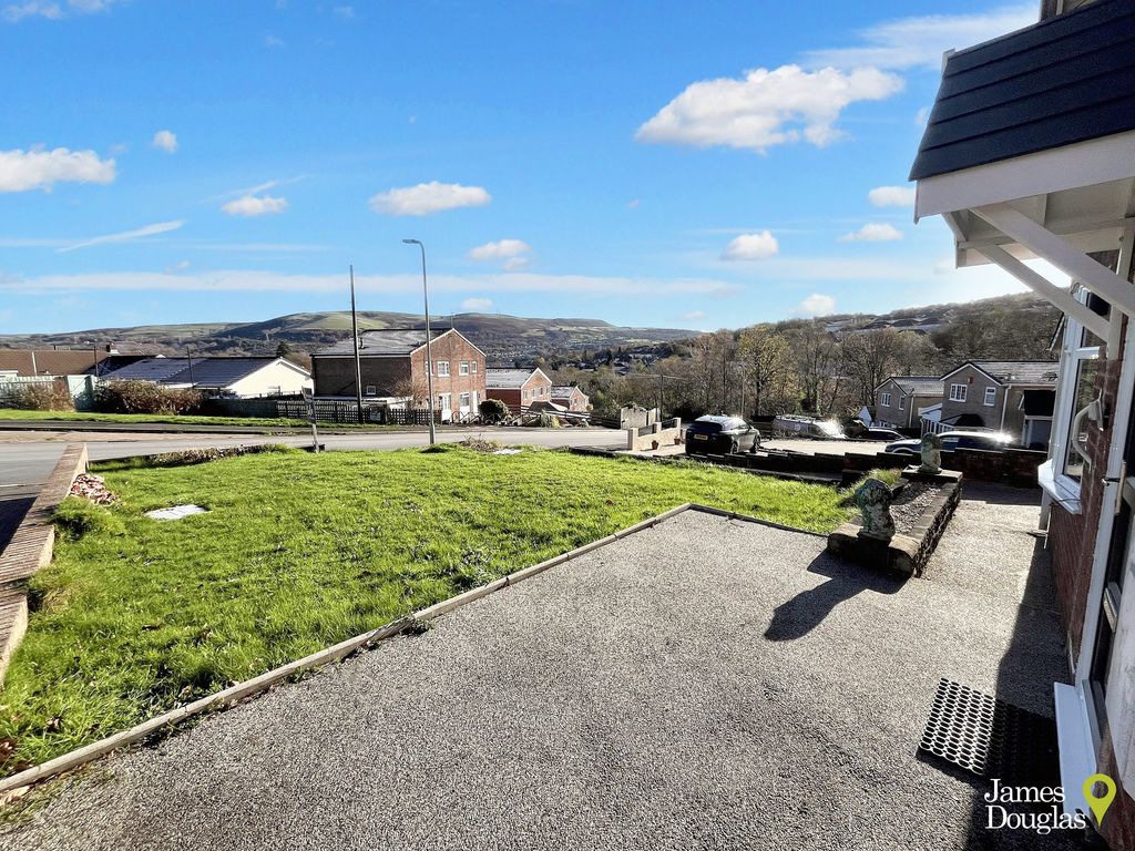 Property photo 3 of 20 Front3