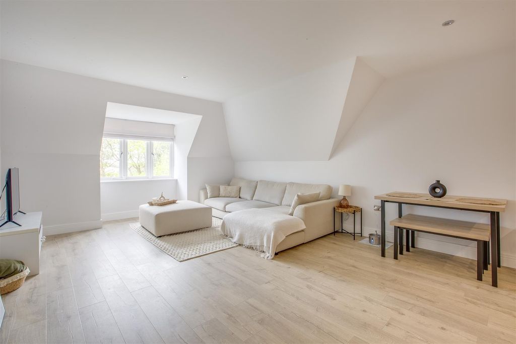 Property photo 3 of 10 8 The Pines, Amersham Road, Hp13 6Pn-8.Jpg