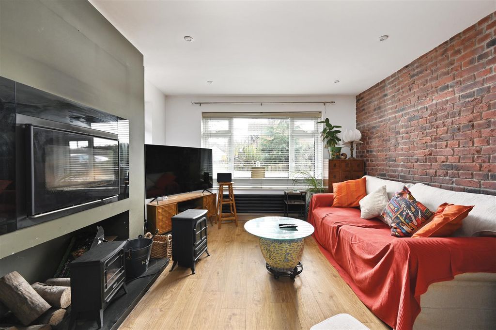 Property photo 3 of 27 Living Space