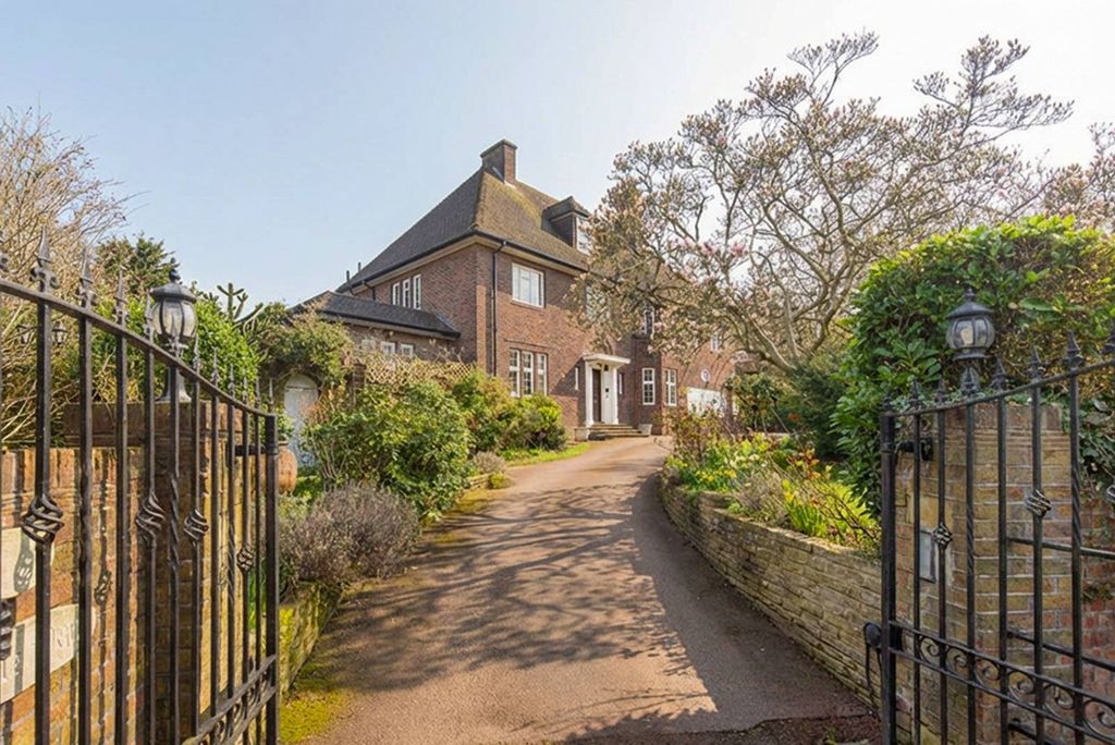 Property photo 2 of 21