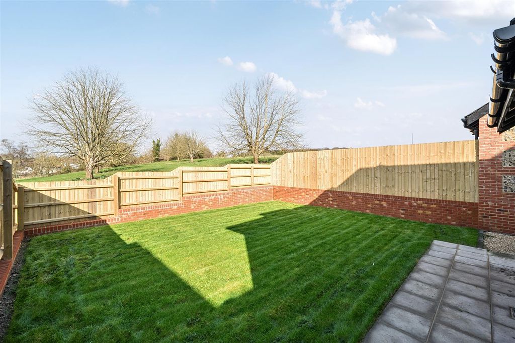 Property photo 3 of 15 Garden