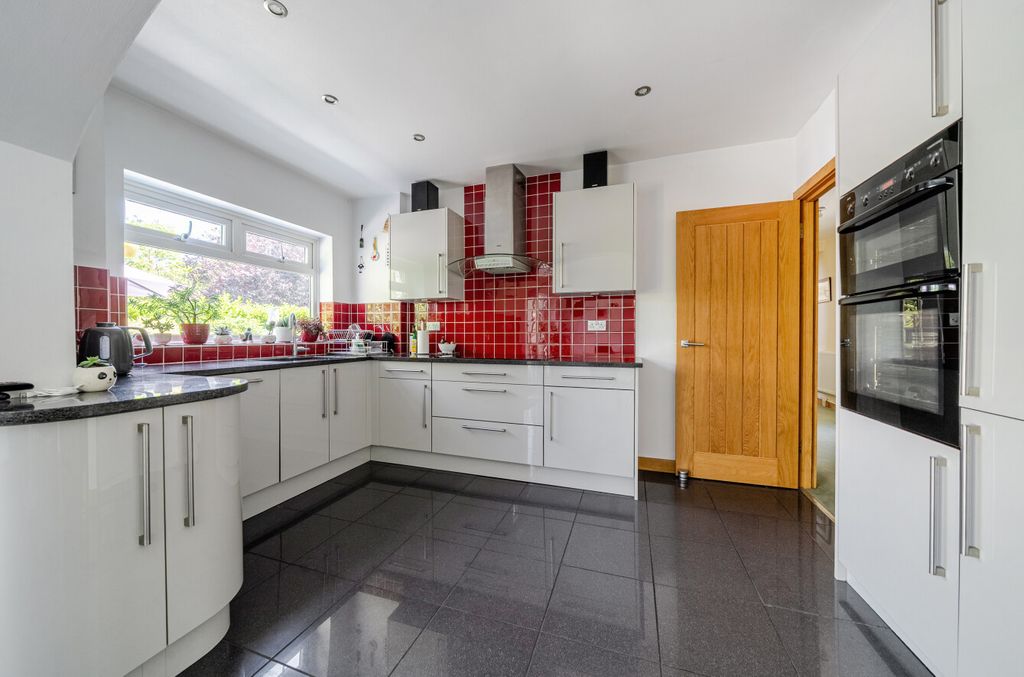3 bed detached house for saleLancaster Close, Bromley BR2 photo 5