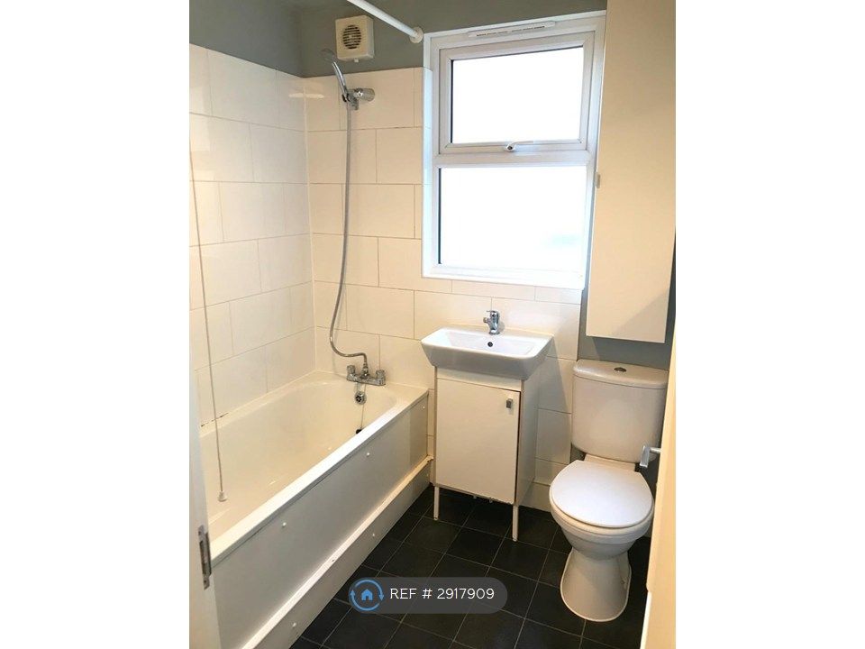 Property photo 3 of 9 Bathroom