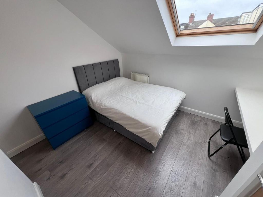 Property photo 1 of 11 Double Bedroom