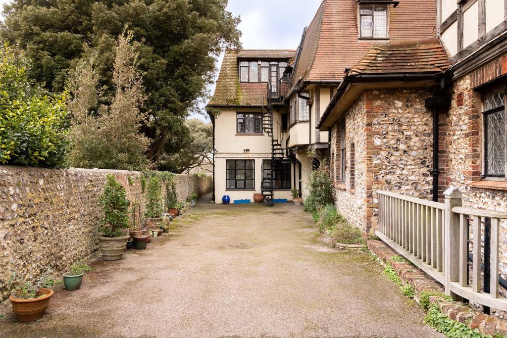 Property photo 2 of 13 Tudor Close-10.Jpg