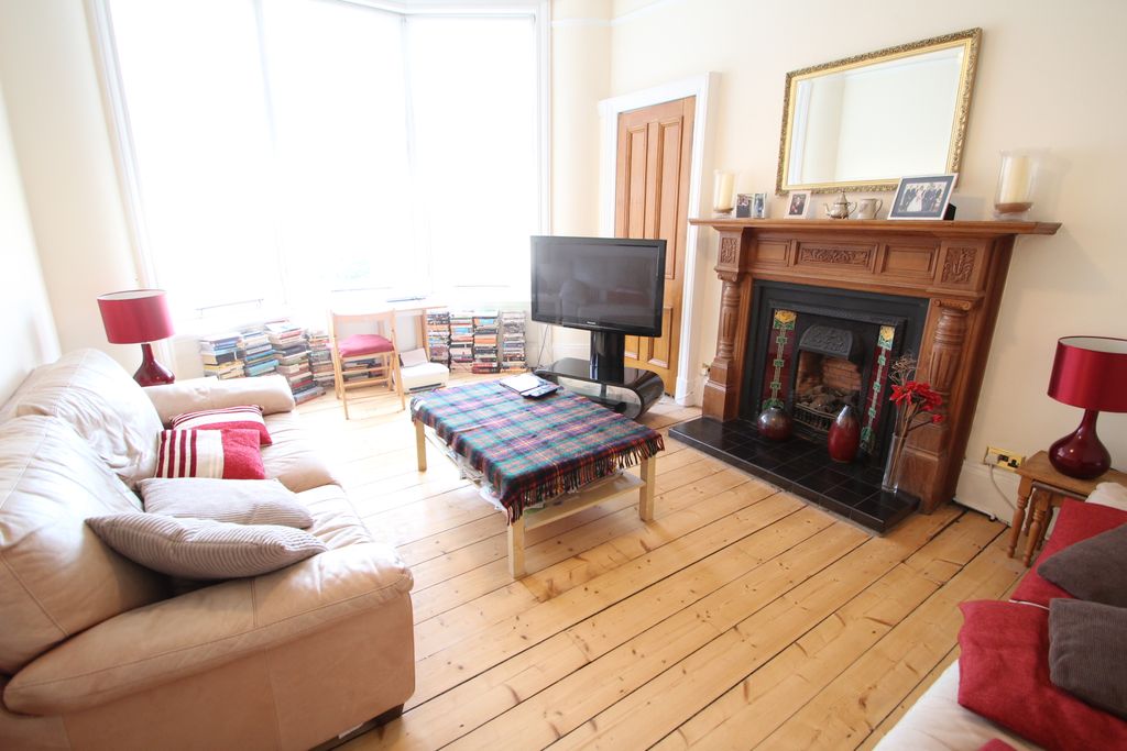 Property photo 3 of 8 Lounge